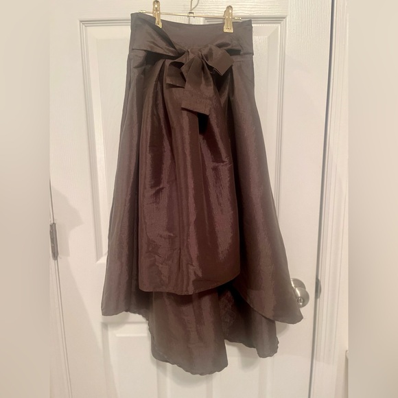 Bow A-Line Skirt with Elegant Detail - Picture 4 of 9